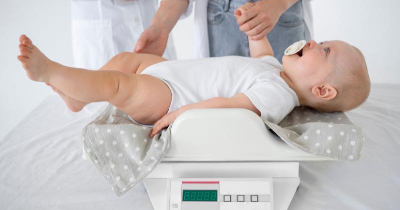 Bayi Kelebihan Berat Badan, Apakah Porsi Makannya Harus Dikurangi?